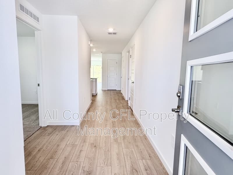 Lady Lake House: 219 Skyfield Court