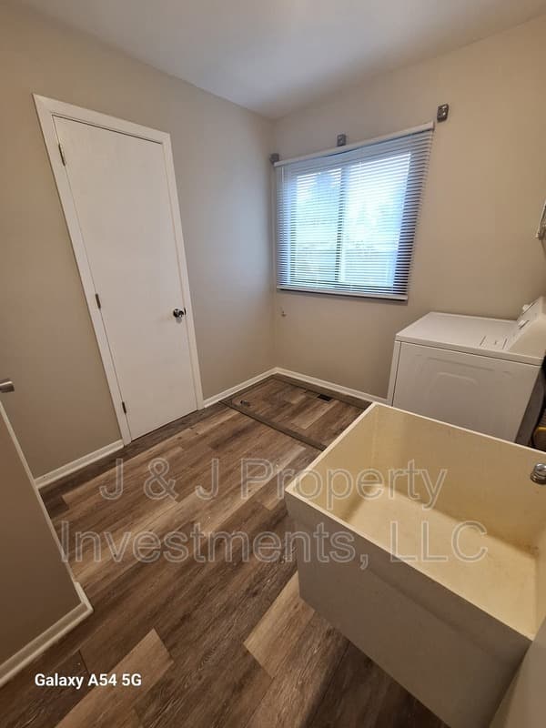 Twin Lakes House: 2349 Anna Avenue