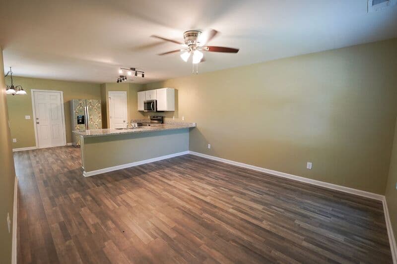 Midway House: 44 Sunrise Cir