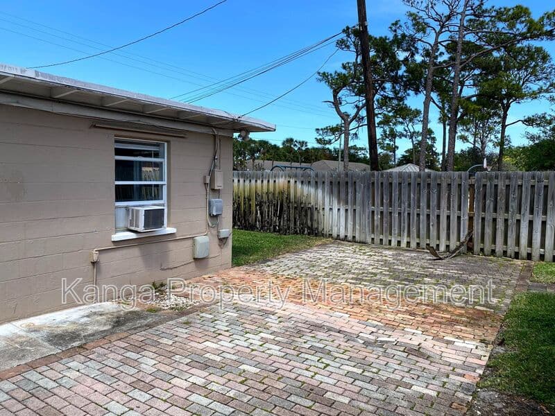Lake Worth Condo: 4821 Vermont Ave