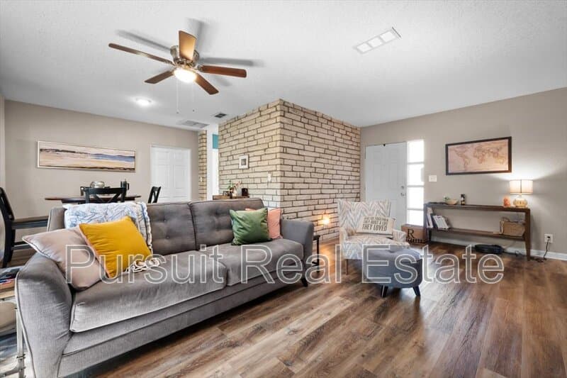 Jacksonville House: 2254 Clemson Road