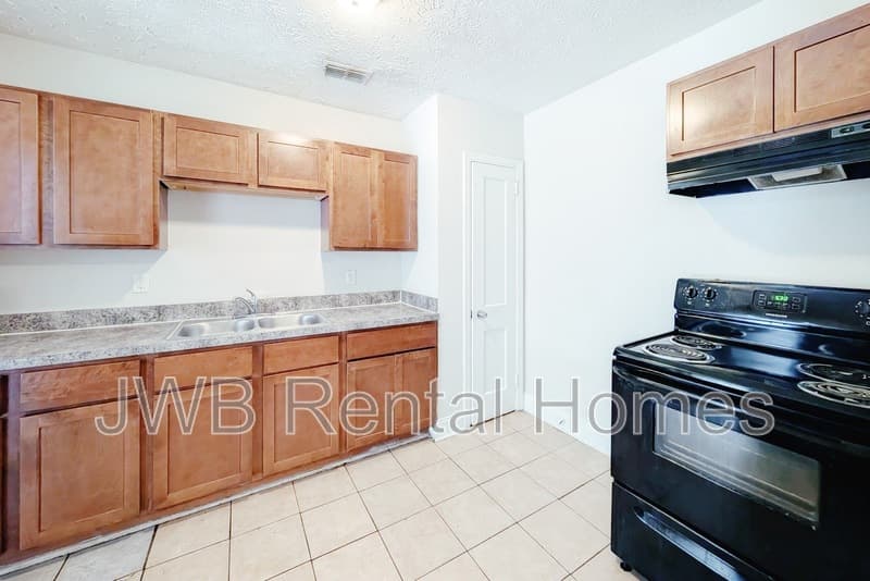 Jacksonville House: 768 Gardenia Ln