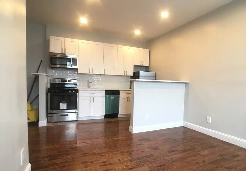 New York Condo: 117 Post Ave