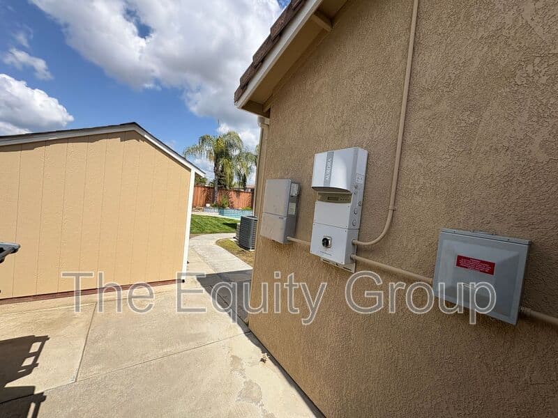 Visalia House: 5928 West Whitley Ave