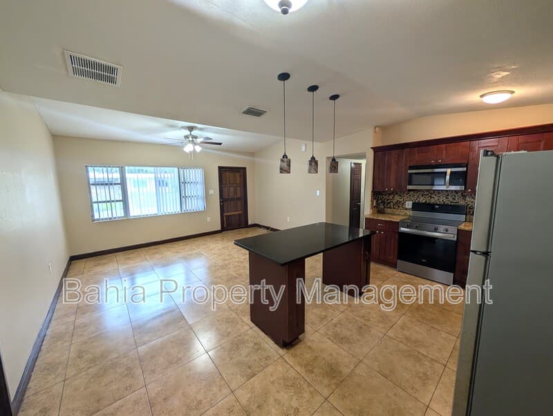 Tampa House: 2001 E Robson St