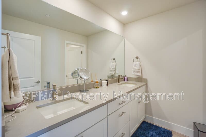 Washougal House: 359 W Koa St