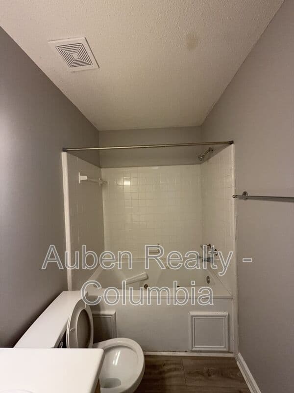 West Columbia House: 469 Coops Ct
