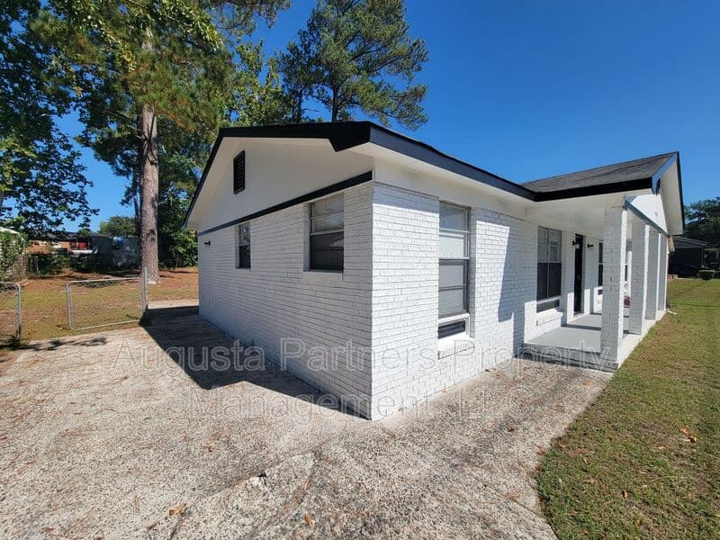 Augusta House: 2965 Meadowbrook Drive