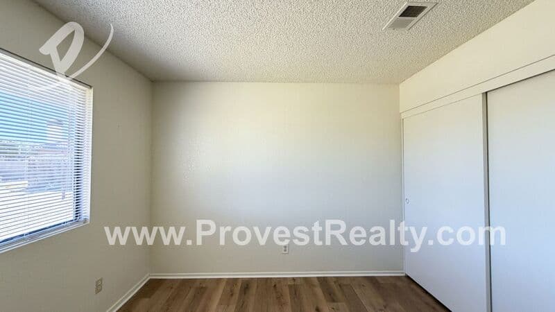 Victorville House: 13269 Llano Rd