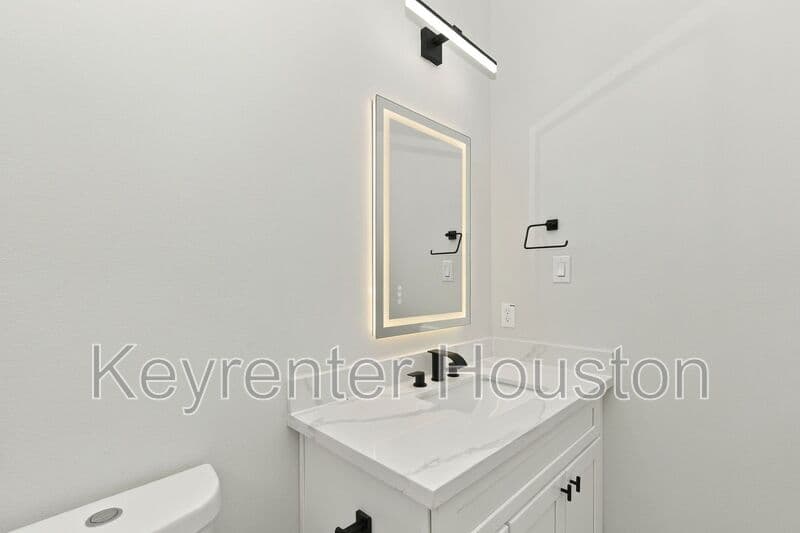 Houston House: 1993 Bauer Drive
