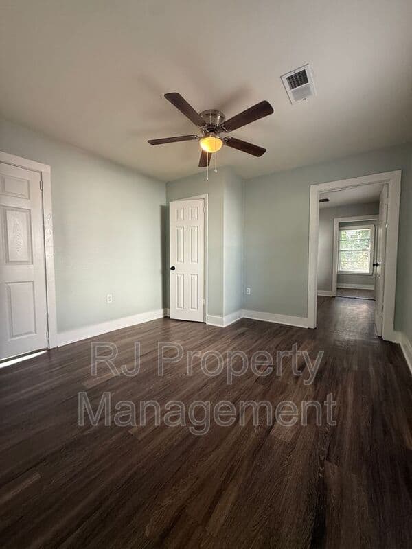 Memphis House: 253 Silverage Ave
