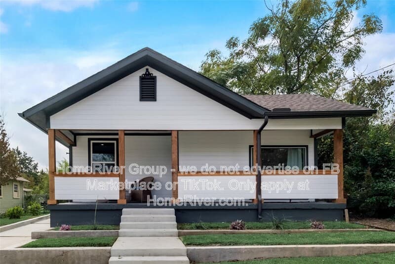 Dallas House: 1124 E 11th St