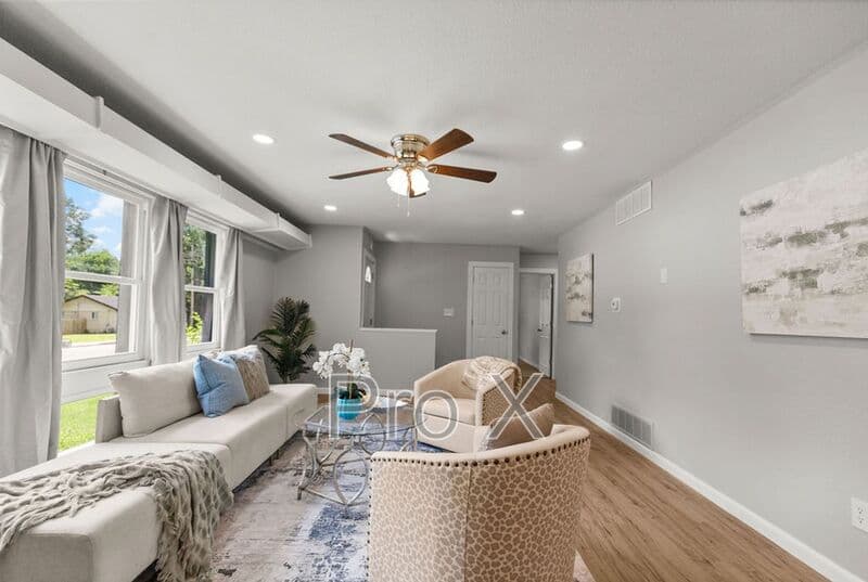 Fayetteville House: 2300 W Holly St