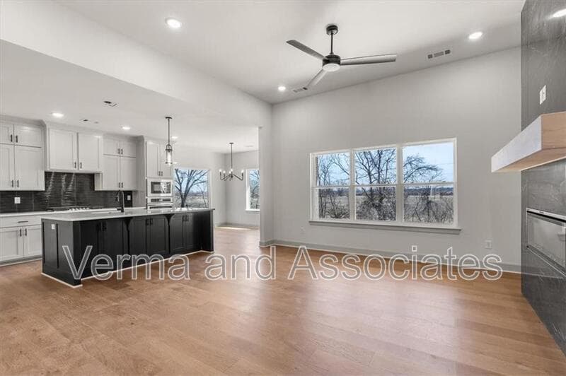 Centerton House: 1050 Whistler St