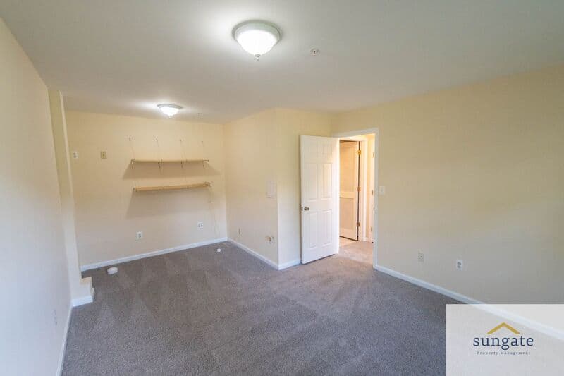 Rosedale Townhome: 11 Hallsdale Ct