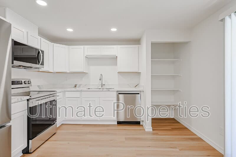 Phoenix House: 1619 W Pershing Ave