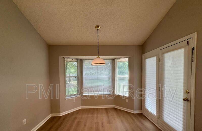 Jacksonville House: 9092 Camshire Dr