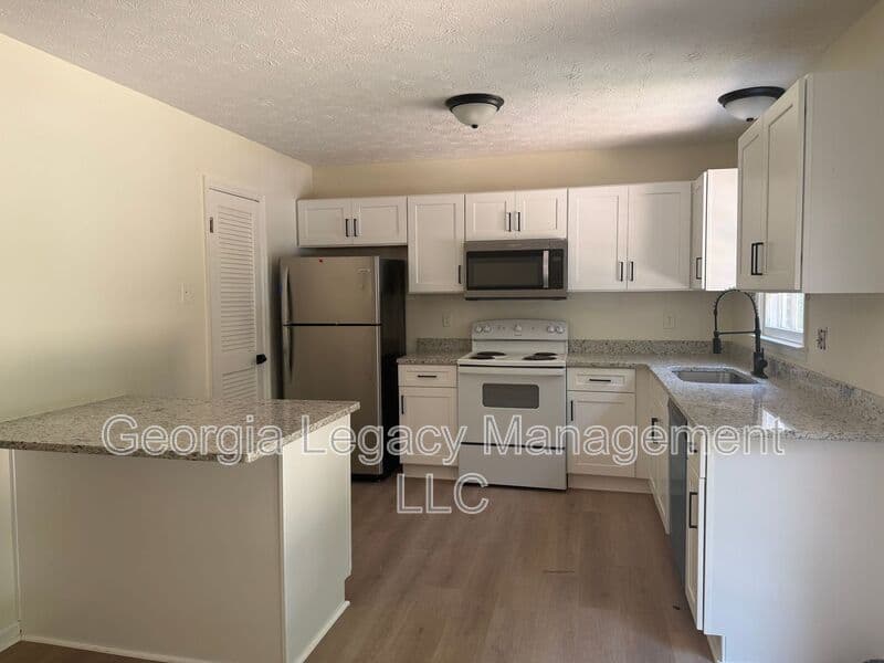 Athens House: 208 Highland Park Drive