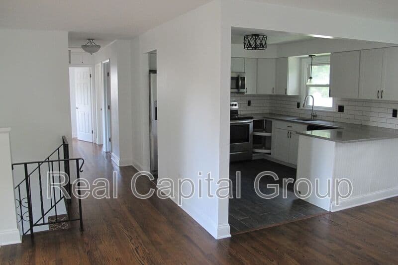 Albany House: 18 Ethel Dr