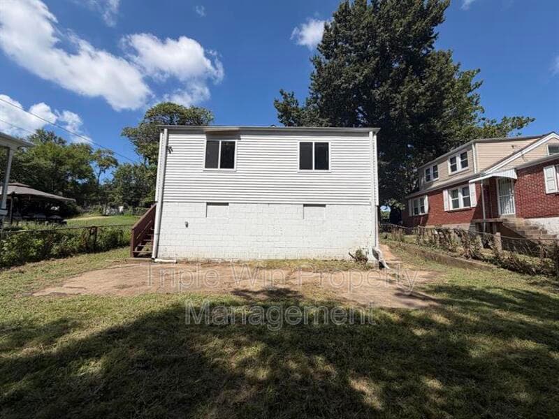 Saint Louis House: 8126 Albin Ave