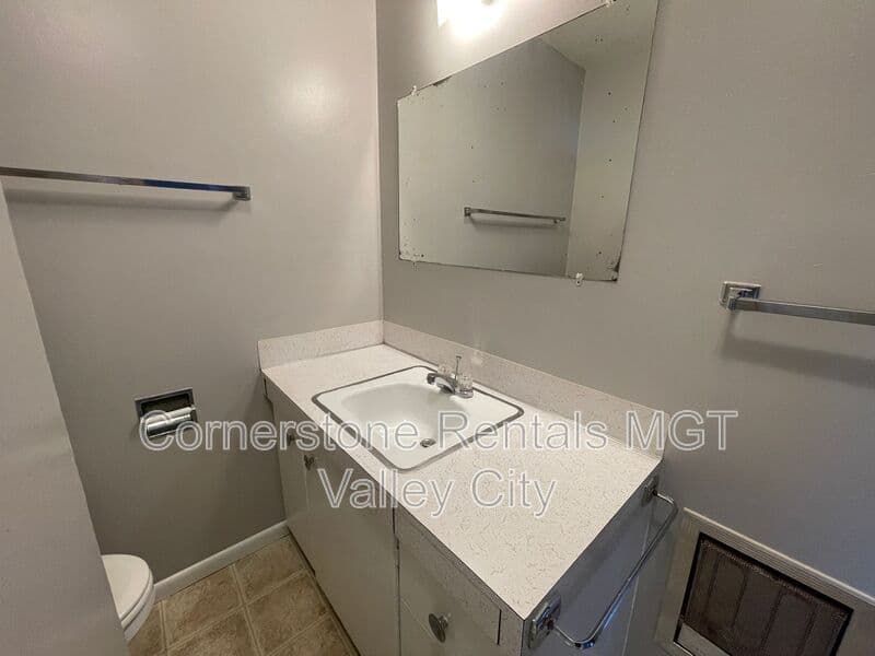 Valley City House: 815 3rd St SW