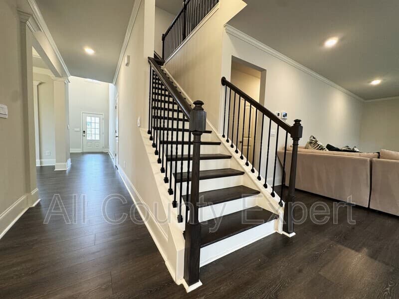 Cumming House: 5595 Loring St