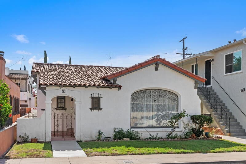 Long Beach House: 76 Roycroft Avenue
