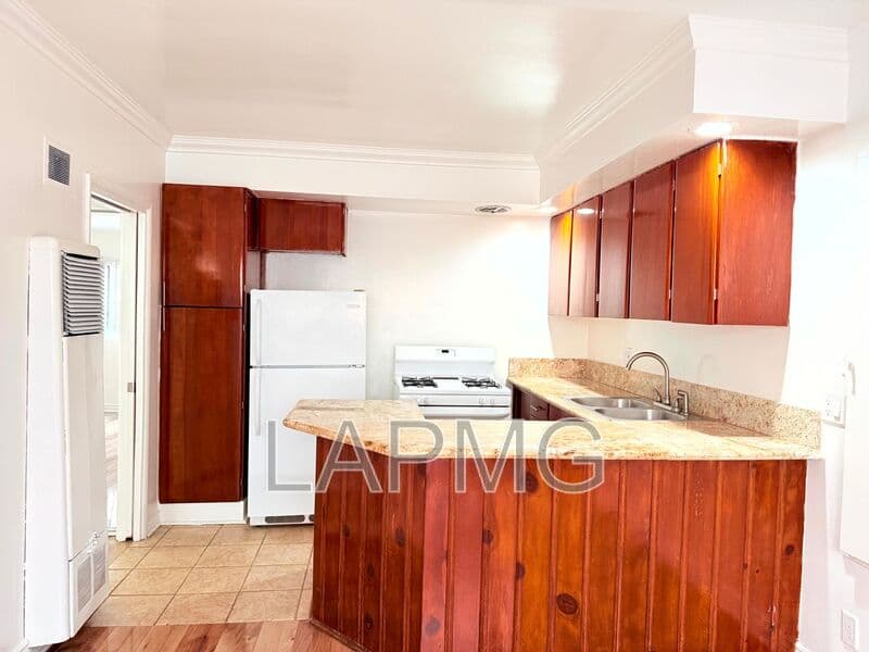 Los Angeles House: 1266 N Serrano