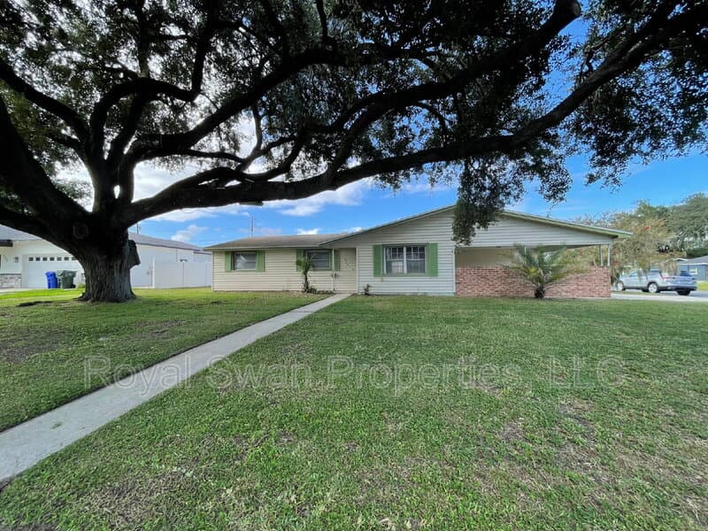 Lakeland House: 303 Thornwood Way