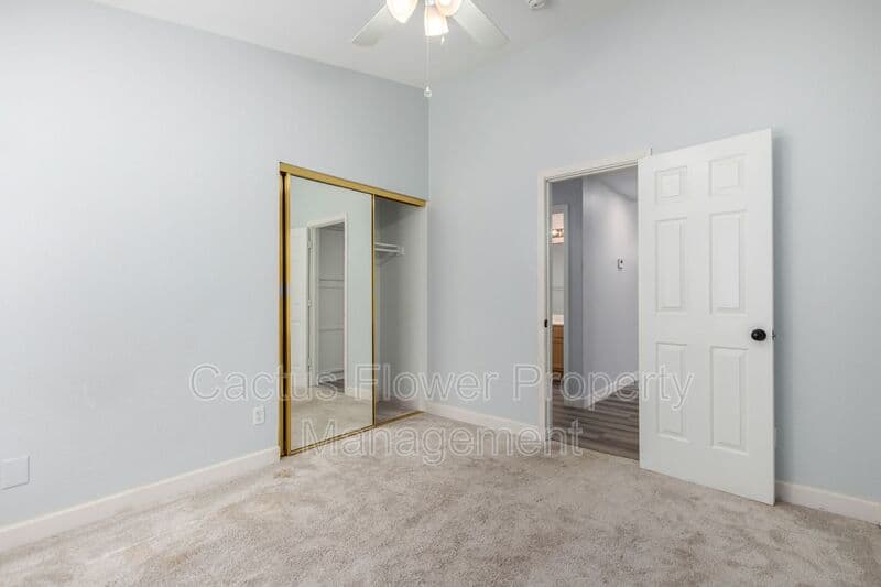 Glendale House: 21295 N 69th Ave