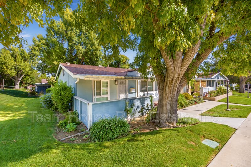 Newhall Condo: 19139 Avenue of the Oaks