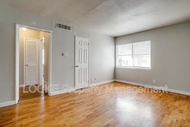 Fort Worth House: 3417 S University Dr