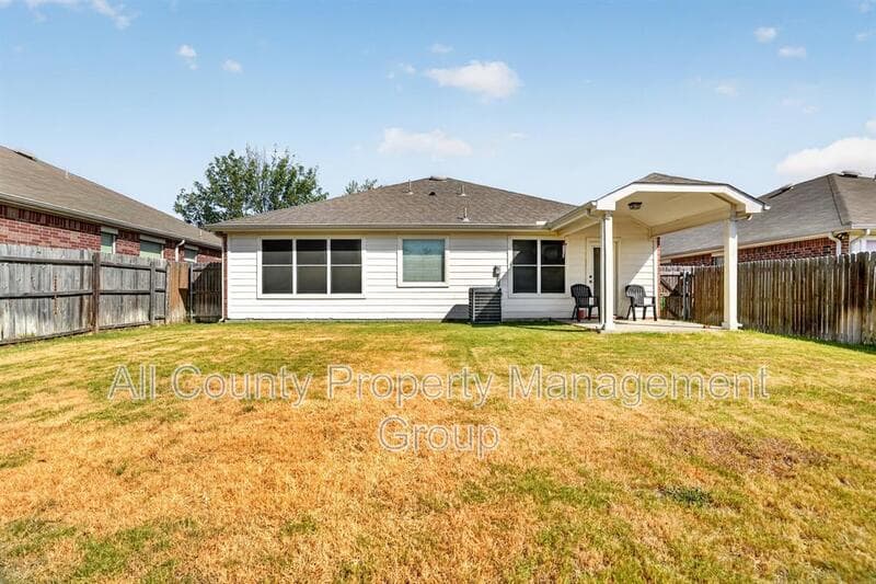 Fort Worth House: 6241 Trinity Creek