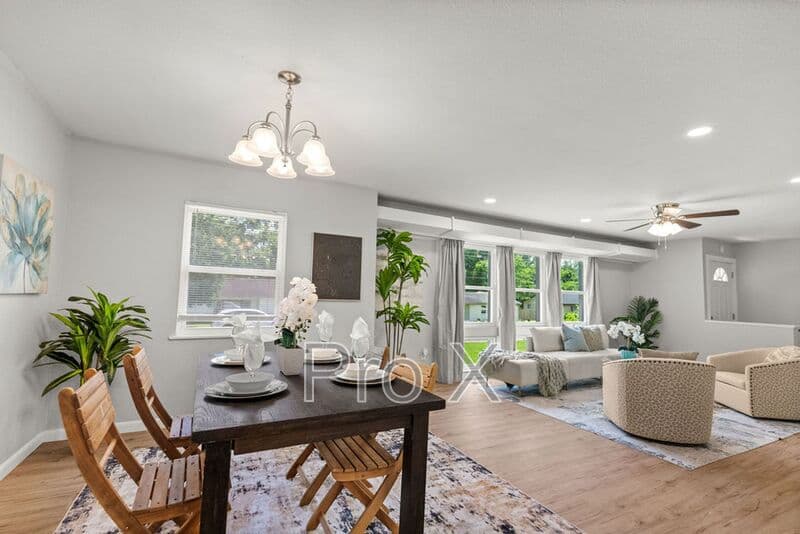 Fayetteville House: 2300 W Holly St