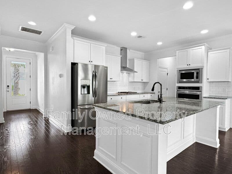 Summerville House: 128 Whaler Ave