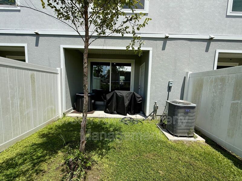 Jacksonville House: 4922 Earthshine Road