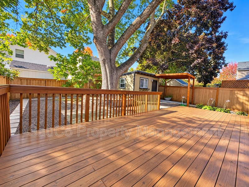 Hillsboro House: 255 Northeast 74th Avenue