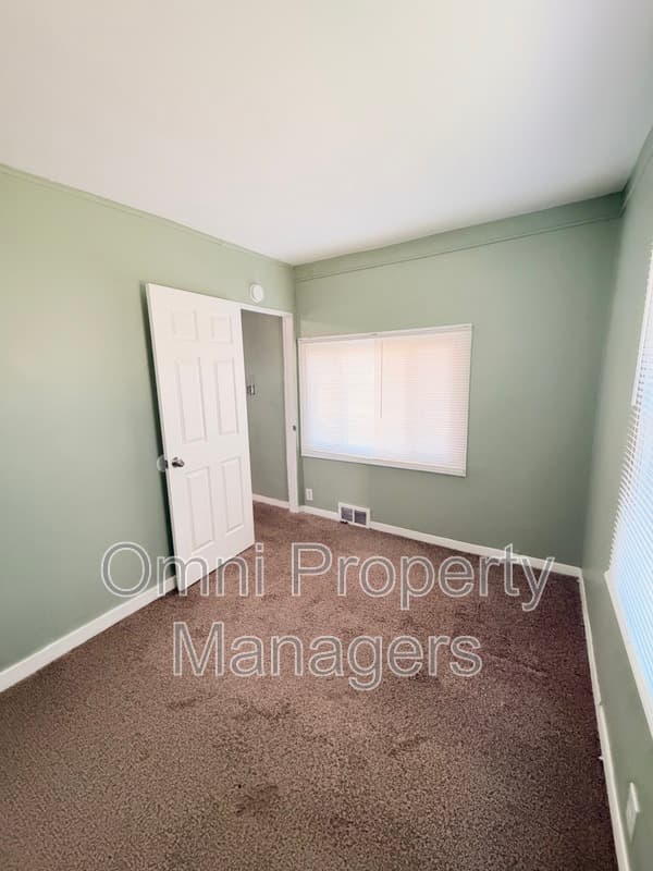 Warren House: 8494 Studebaker Ave