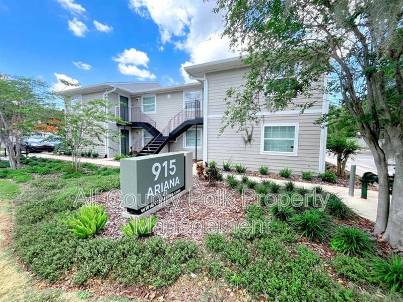 Lakeland Apartment: 915 Ariana St