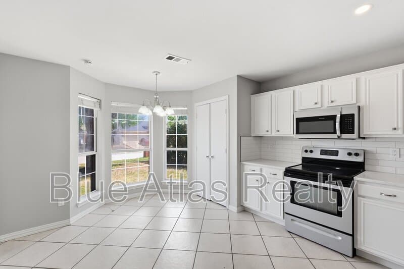 Little Elm House: 1012 Waterview Drive
