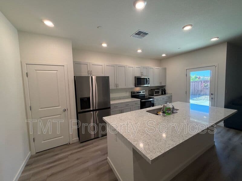 Dixon House: 1705 Orchid Avenue