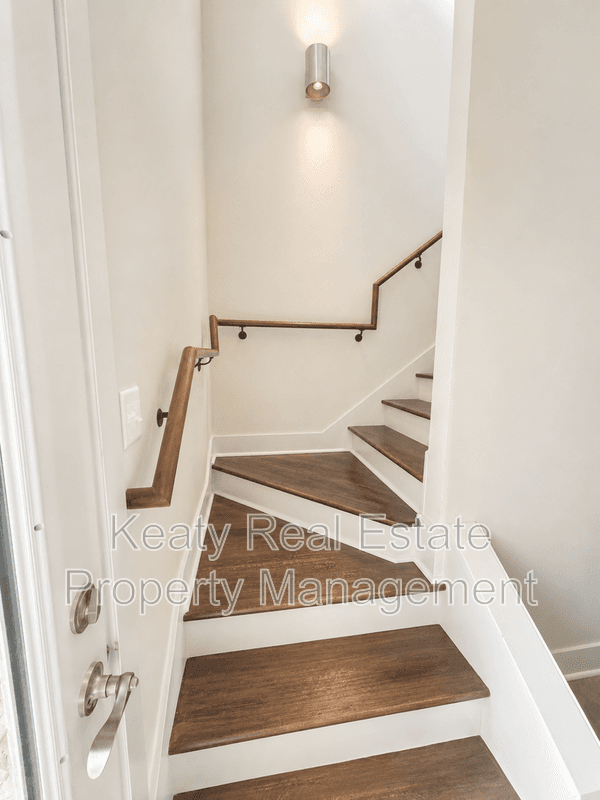 Lafayette House: 113 Highland Park Lane
