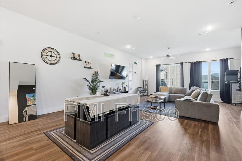 Dallas House: 8132 Bromley Dr
