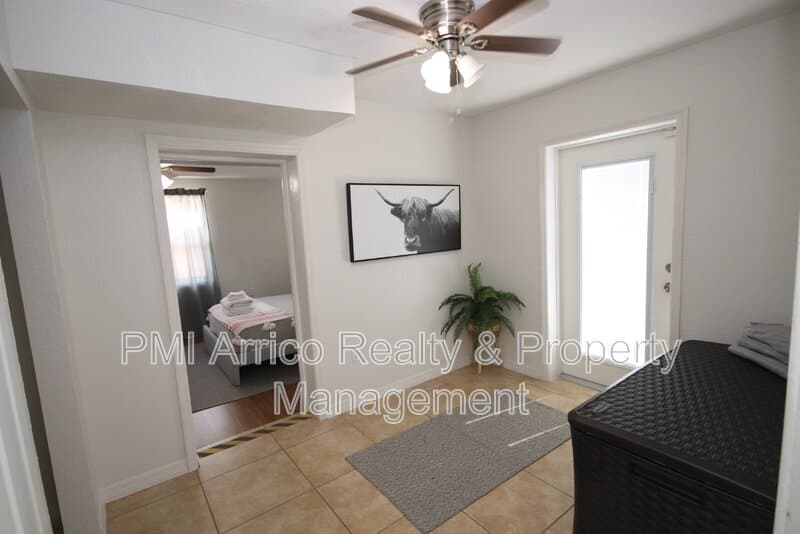 Tampa House: 1918 W Walnut St