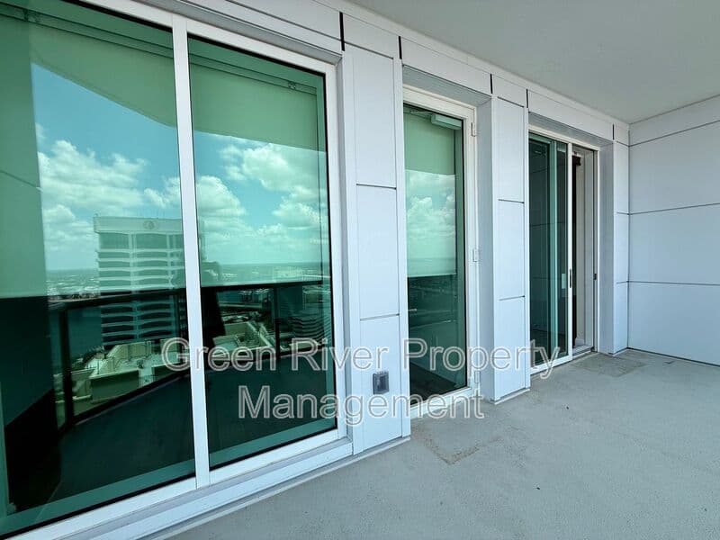 Jacksonville House: 1431 Riverplace Boulevard