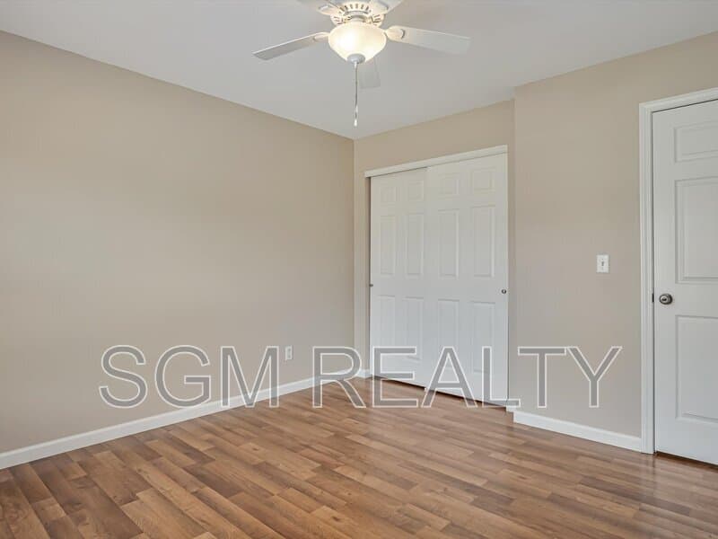 Waterloo House: 1116 Maplewood Ln