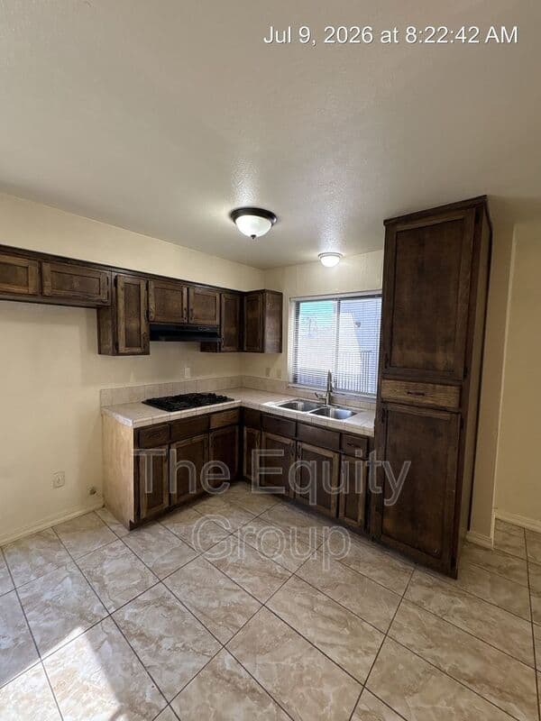 Visalia Condo: 415 North West St