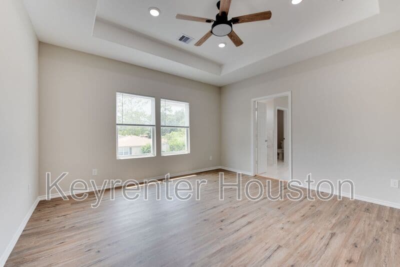 Houston House: 8203 Woodlyn Rd