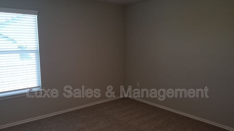 Bartlesville House: 3206 Roman Circle