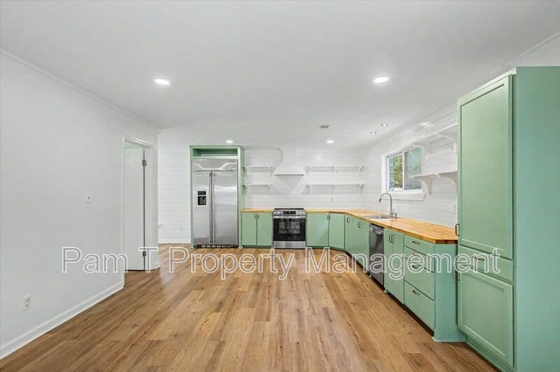 Savannah House: 106 Holcomb St
